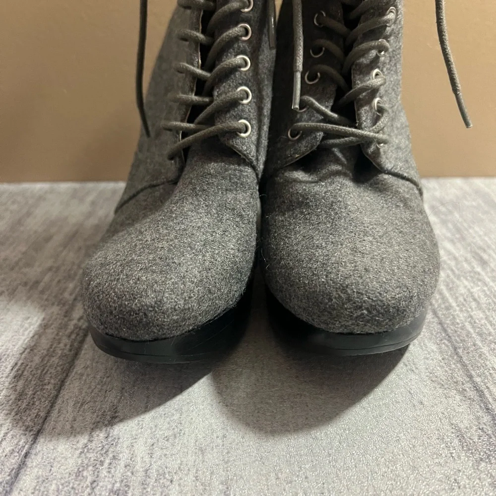 Michael Kors Gray Ankle Boot Women’s Size 7.5 Wedge Heel Lace Up Bootie - Picture 4 of 8